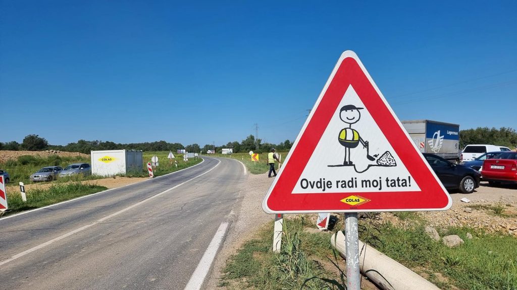 FOTO Na Relaciji Zagreb Sisak Postavljen Prometni Znak Koji Poziva Na